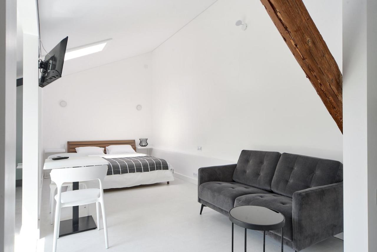White Door Apartments Mansard Heart Of Odessa 2 Extérieur photo