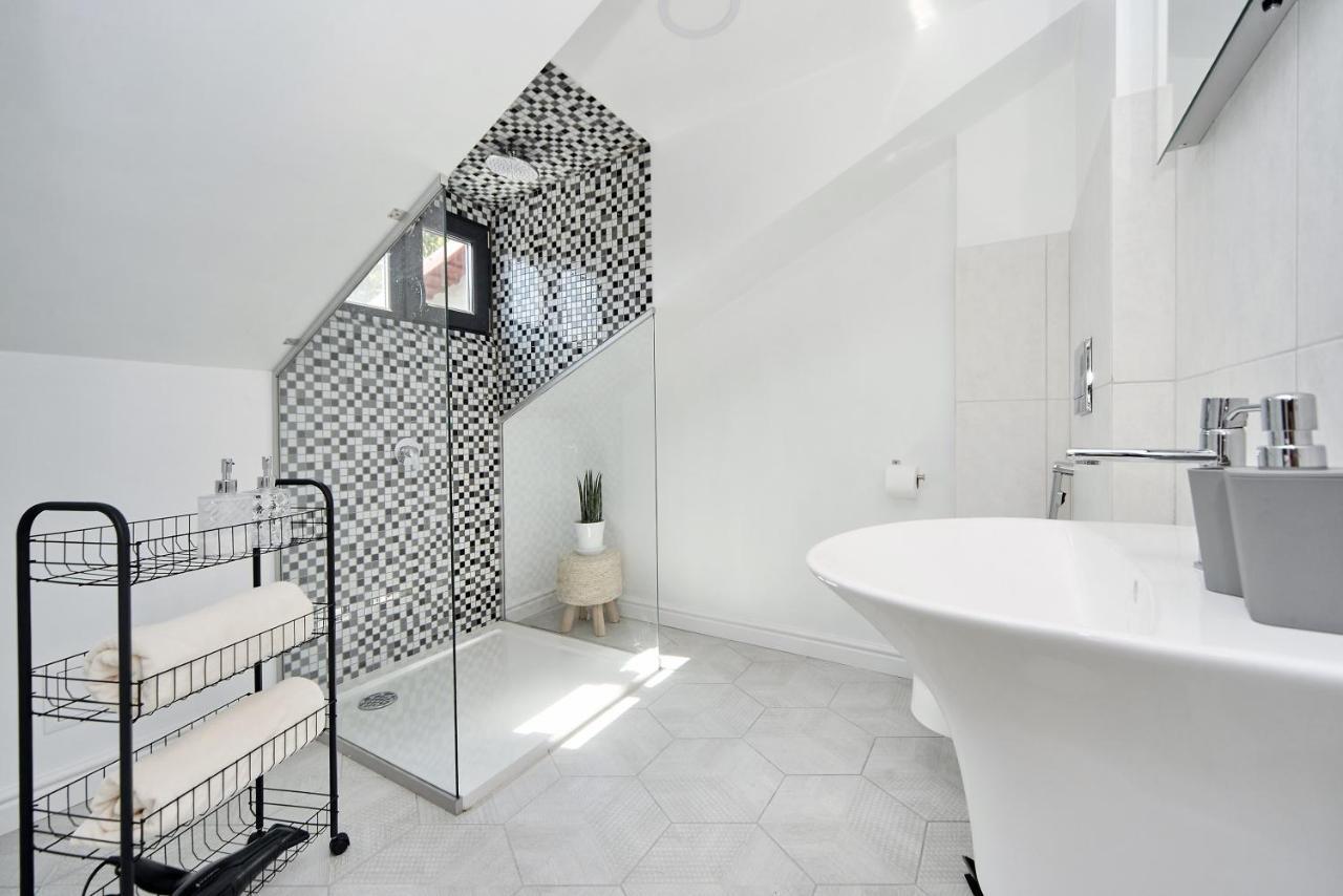 White Door Apartments Mansard Heart Of Odessa 2 Extérieur photo