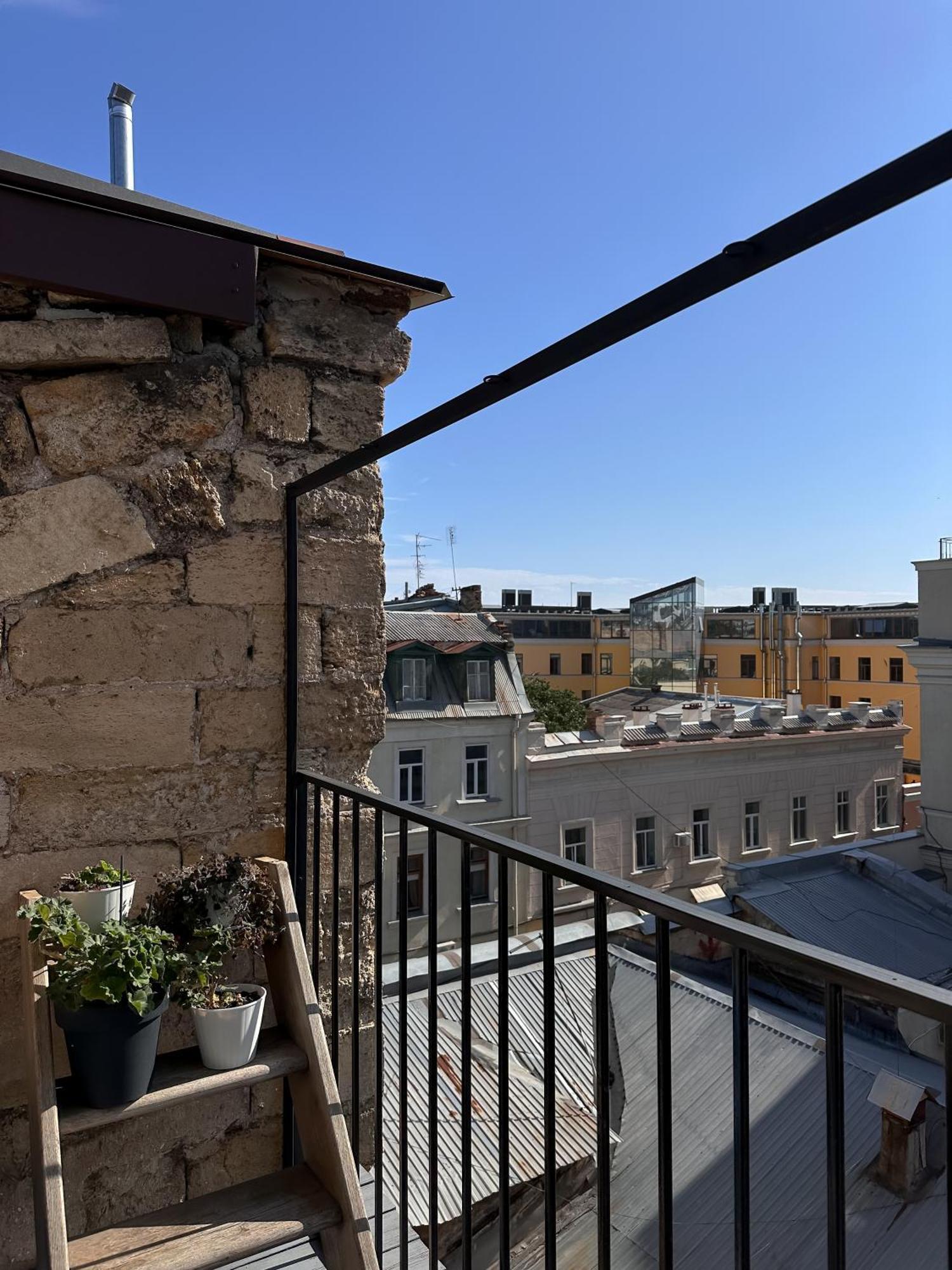 White Door Apartments Mansard Heart Of Odessa 2 Extérieur photo